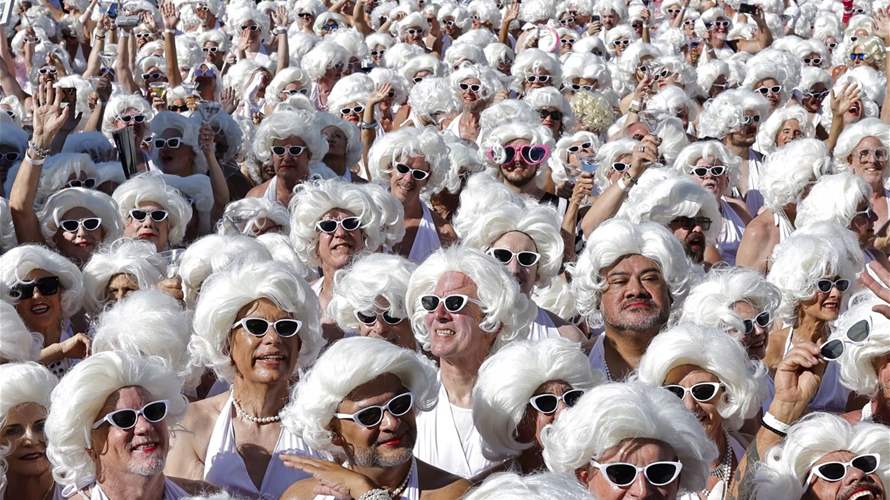 1037 شخصاً يتنكّرون بثياب مارلين مونرو في الذكرى المئوية لميلادها (صور)