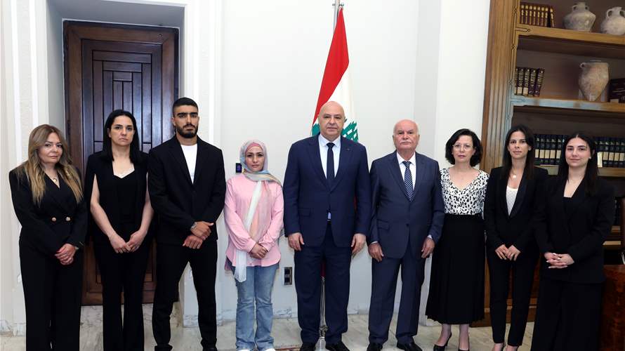 رئيس الجمهورية خلال استقباله وفدًا من ممثلي أهالي شهداء الجيش اللبنانيّ في أحداث عبرا: دماء شهداء الجيش والقوى المسلحة لن تكون موضع مساومة مهما كانت المواقف والظروف