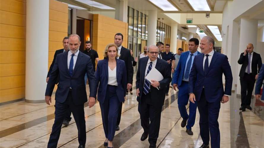 وصول رئيس مجلس الوزراء نواف سلام إلى مطار رفيق الحريري الدولي في بيروت ليتوجّه إلى مطار الرئيس رينيه معوّض في القليعات وكان في استقباله وزير الأشغال العامة والنقل فايز رسامني ورئيس مجلس إدارة شركة Sky Lounge Services زياد المنلا