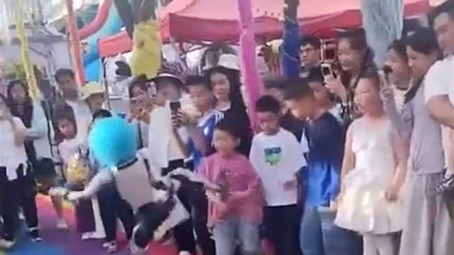 بالفيديو… روبوت يركل طفلًا خلال عرض قتالي ويشعل الجدل في الصين (فيديو)