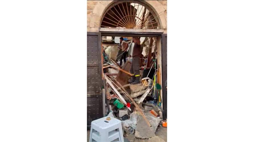 الوكالة الوطنية للاعلام: انهيار سقف محل تجاري قيد الترميم في السوق القديم في جونية وفي داخله عمال وقد حضرت سيارات الاسعاف والدفاع المدني الى المكان