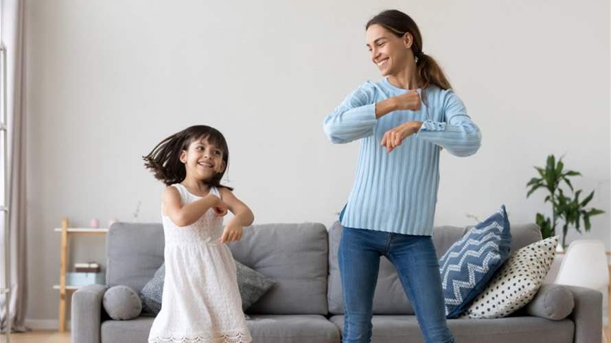 بدائل مجانية للشاشات... 5 أنشطة بسيطة تنمّي مهارات طفلك وتحميه من الإدمان الرقمي