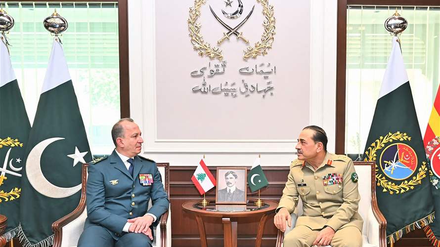 قائد الجيش يلتقي نظيره الباكستاني ويتفقان على "تعزيز التعاون العكسري"
