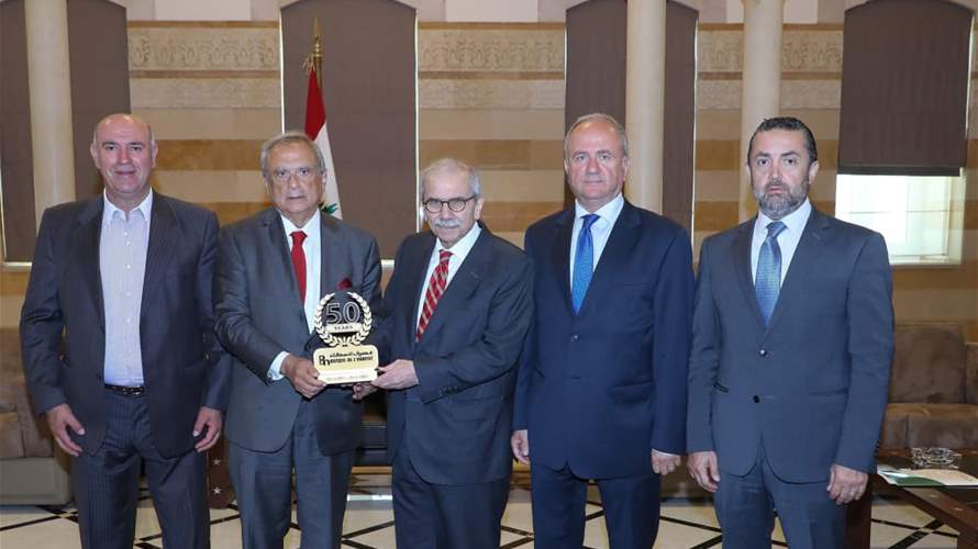 حبيب يسلّم رئيس الحكومة "اليوبيل الذهبي" لمصرف الإسكان ويطلب دعمه لإلغاء رسم التسجيل العقاري حتى سقف الـ100 ألف دولار