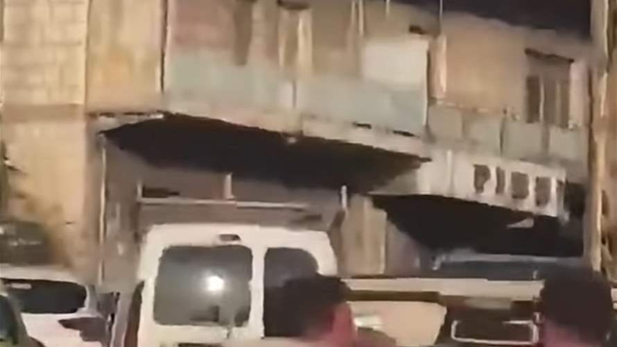 فيديو اشكال بين شابين يغزو مواقع التواصل الإجتماعي .. ما الذي حصل بينهما ؟ وما قصة السيارة؟