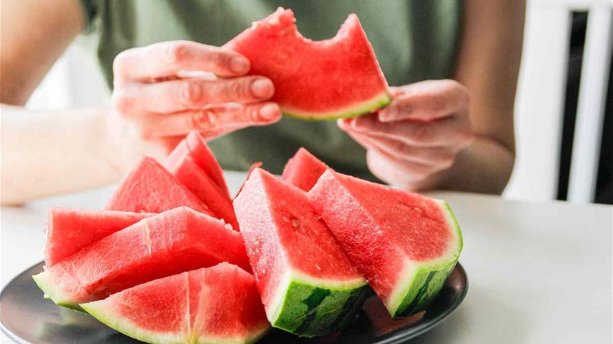 ماذا يحدث لجسمكم عند ابتلاع بذور البطيخ؟ 
