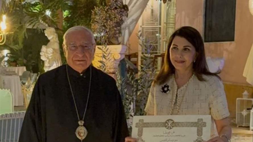 البطريرك العبسي يكرّم السيدة ماجدة الرومي بأرفع الأوسمة الكنسية