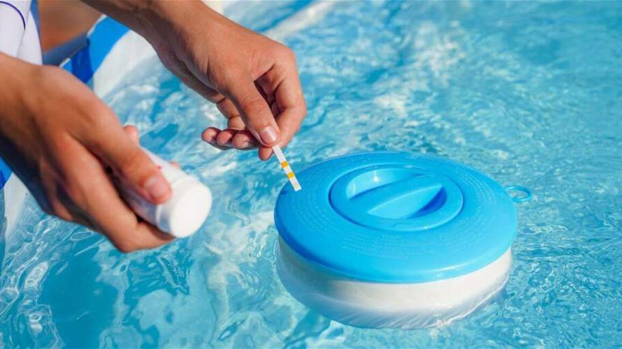 قبل أن تقفزوا إلى المسبح... خطوات تحمي البشرة والشعر من أضرار الكلور