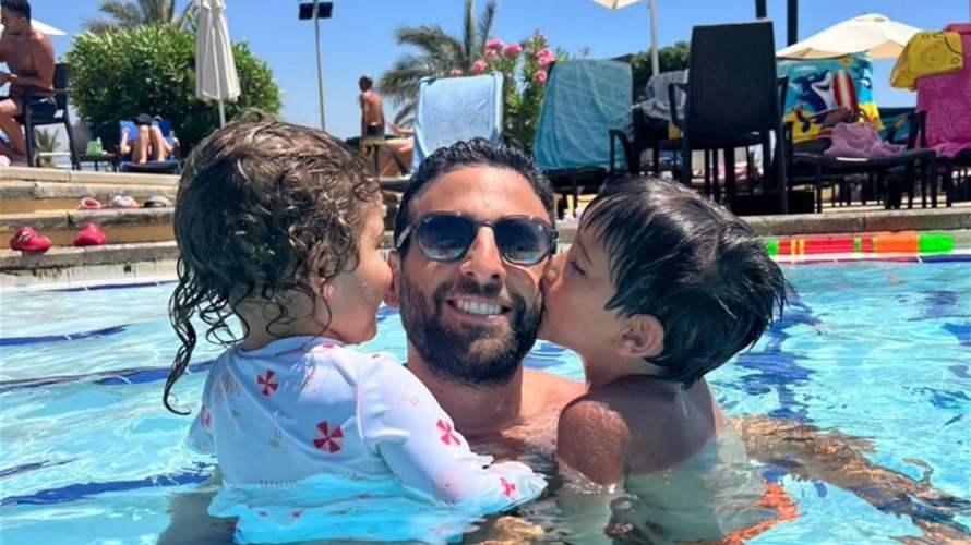 صورة عائلية ورسالة مؤثرة... أمير سعود يحتفل بعيد الأب مع طفلَيه
