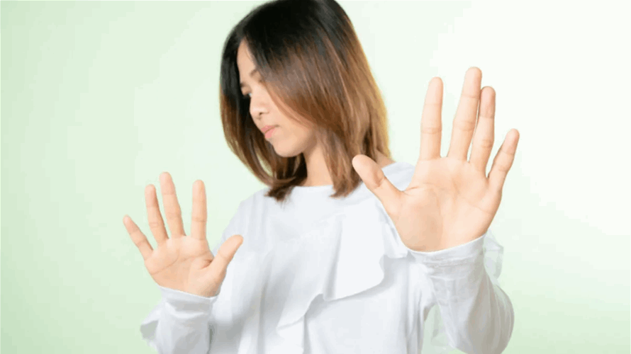 الضغط على القلم وهزّ القدم ليسا قلّة احترام... ما الذي يقوله العلم؟
