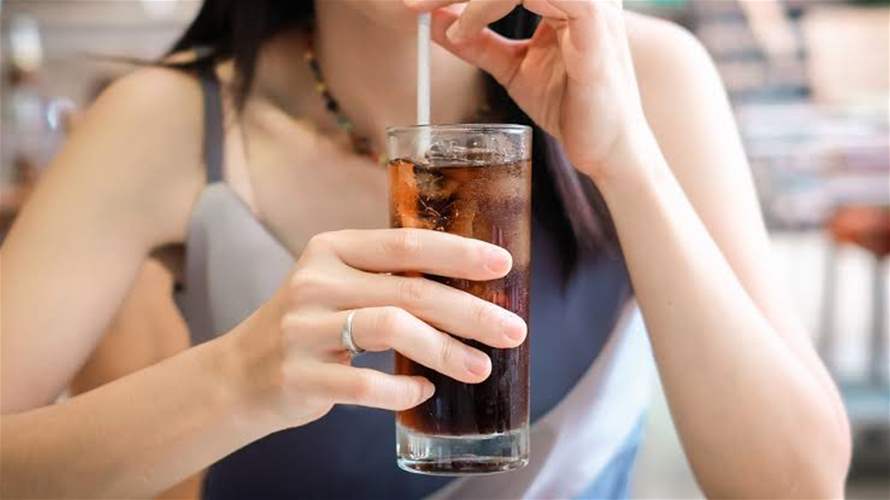 إلى محبي المشروبات الغازية... ماذا يحدث لجسمكم عند شربها يومياً؟