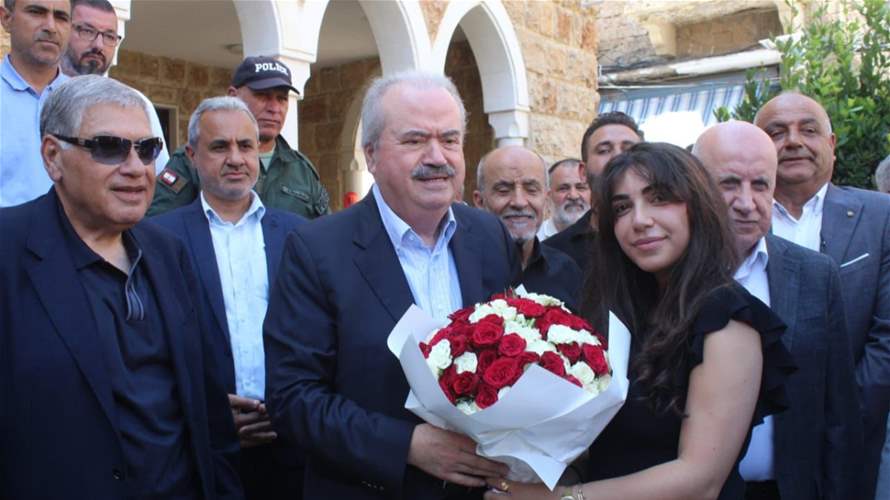 وصول وزير المالية الى صور
