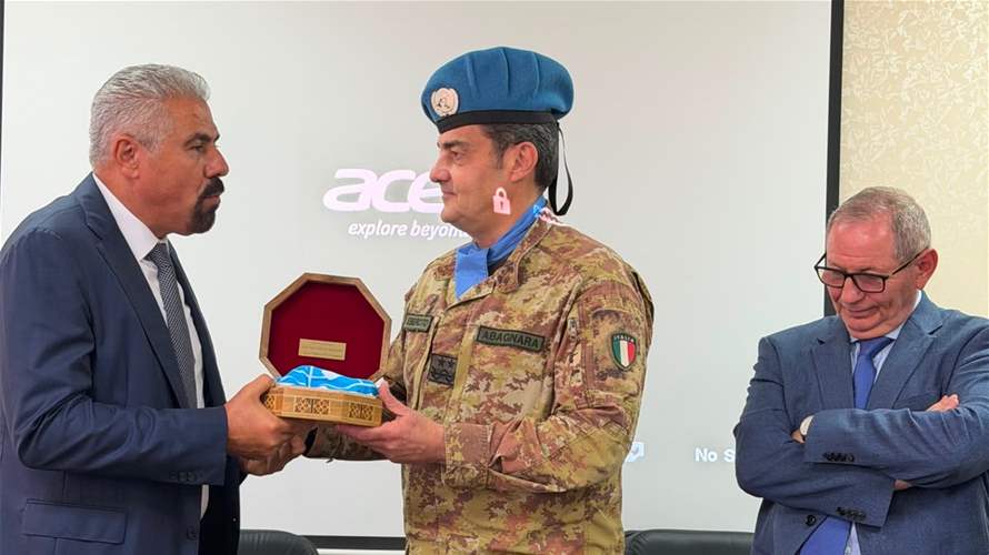 UNIFIL commander donates medical equipment to Tebnine governmental hospital