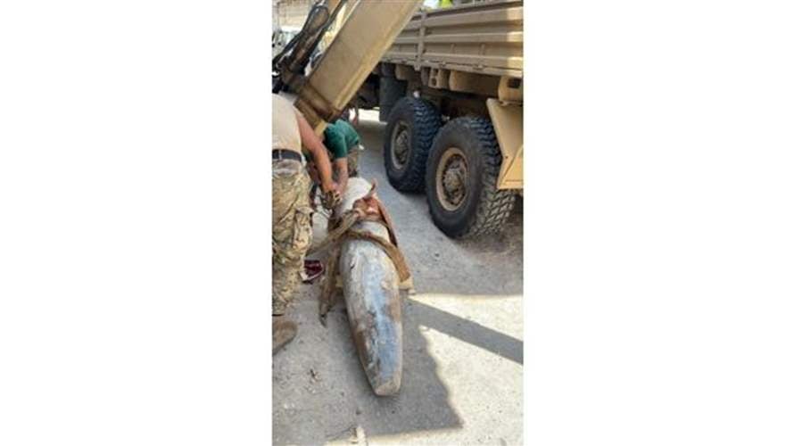 سحب صاروخ غير منفجر من مخلفات الحرب في برج رحال