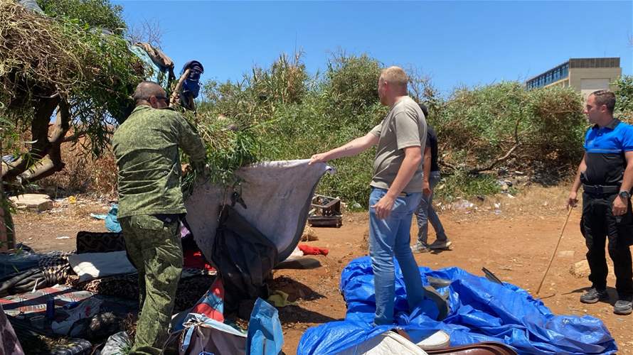 فوج حرس بيروت يقوم في هذه الاثناء وبتوجيهات من محافظ مدينة بيروت بازالة الخيم غير الشرعية الموضوعة على الاملاك العامة في منطقة الرملة البيضاء ومنطقة السمرلاند