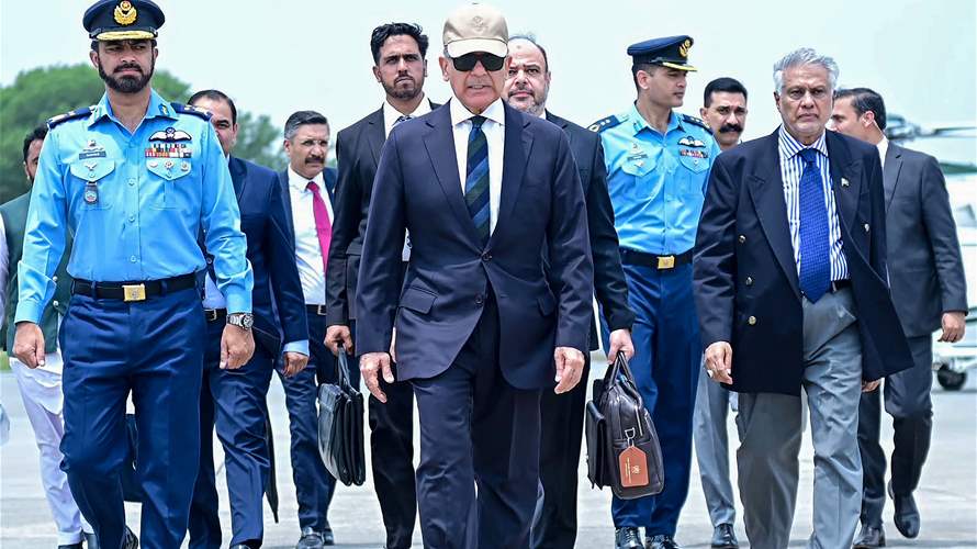 رئيس وزراء باكستان يلقي التحية على نعش خامنئي