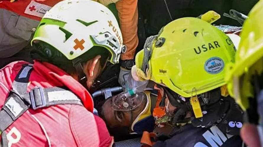 بعد 8 أيام تحت الأنقاض... "معجزة" تنقذ رجلاً في فنزويلا