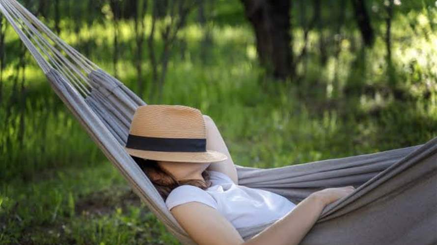 عندما يصبح الاسترخاء عبئاً… ما الذي يمنعنا من التمتّع بالاستراحات الطويلة؟