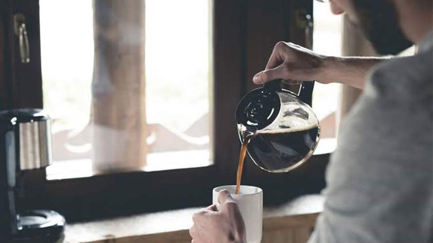 القهوة قد تنقذ حياتك! دراسة تكشف فوائد غير متوقعة لفنجانك اليومي