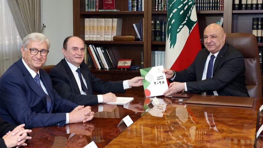  الرئيس جوزاف عون تسلّم التقرير السنوي للهيئة الوطنية لمكافحة الفساد: مثل هذه الإنجازات تُسهم في تعزيز ثقة المواطنين بالدولة ومؤسساتها وإداراتها