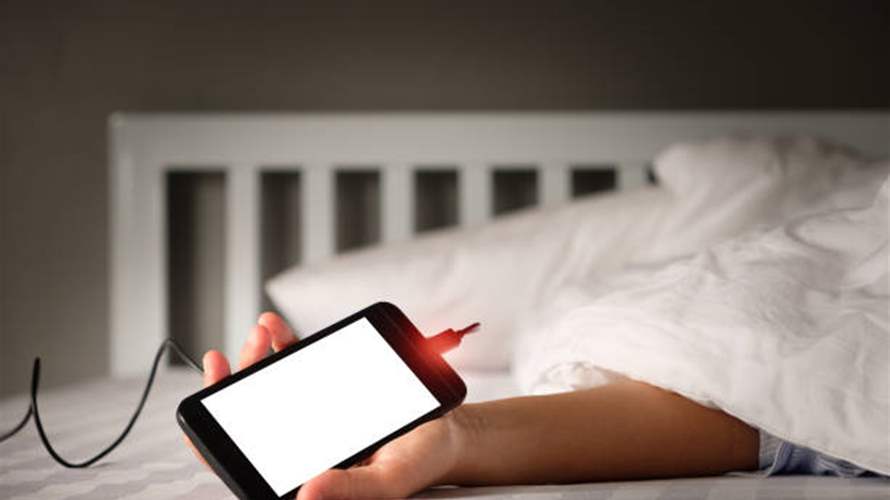 قنبلة موقوتة في سريرك… 6 مخاطر كارثية لشحن الهاتف في السرير