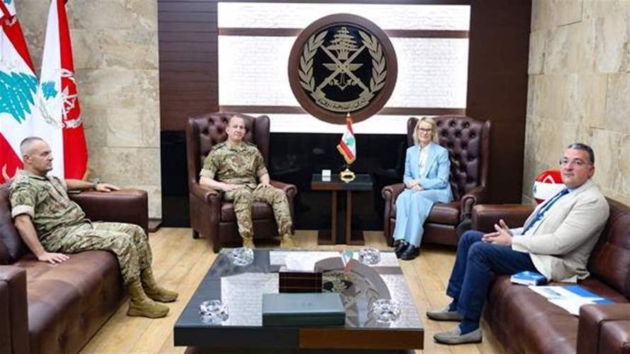 قائد الجيش عرض مع ممثلة مفوضية شؤون اللاجئين سبل دعم النازحين