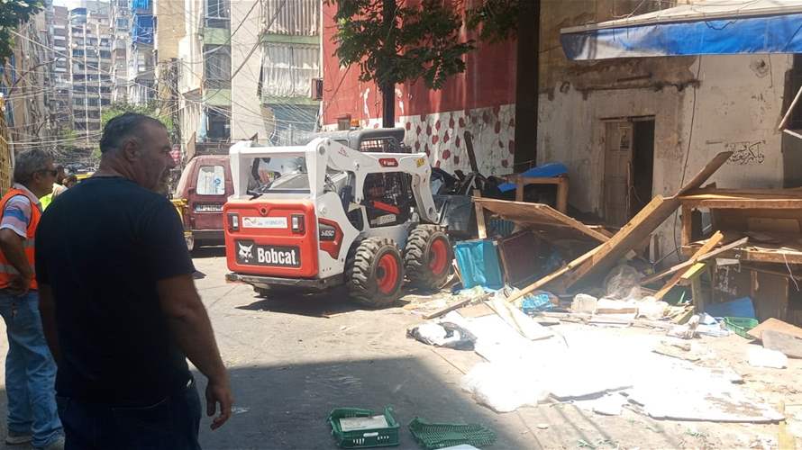 بتوجيهات محافظ بيروت حملة لتنظيم المرافق العامة شملت إزالة التعديات من سوق الخضار في منطقة حي اللجا في المصيطبة 