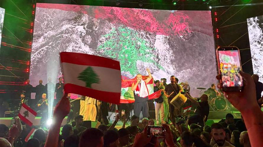 بعد أشهر من الشائعات... جوزاف عطية يلمح بوضوح عن علاقته ببيرلا حرب خلال حفله ببيروت (فيديو)