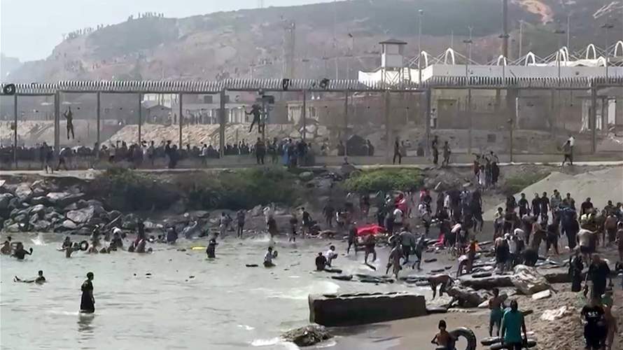 مئات الأشخاص في المغرب يسيرون على الطريق المؤدية إلى سبتة