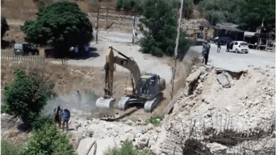 فرق الاشغال باشرت بإنشاء ممر بديل موقت على جانب نهر قاعقعية الجسر لحين إعادة إعمار الجسر الاساسي