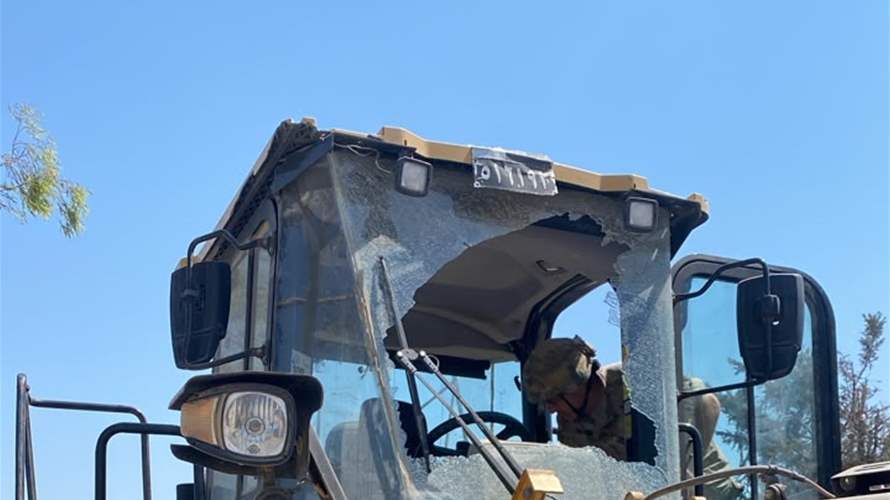 الجيش: إصابة أحد العسكريين بجروح طفيفة نتيجة استهداف إسرائيلي لجرافة للجيش في بلدة المنصوري - صور أثناء عملها على فتح الطرقات وإزالة الركام