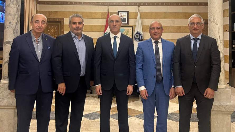 تجمع نقباء المهن الصحية يزور الحجار ويقدم له نسخة عن ملف منتحلي صفة عامل في القطاع الصحي
