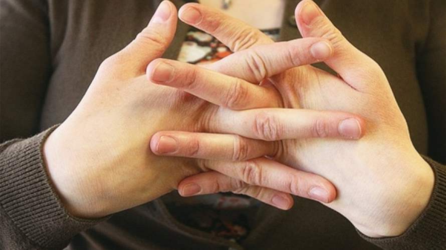 فرقعة الأصابع… عادة مزعجة أم خطر على المفاصل؟: العلم يحسم الجدل