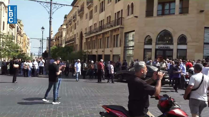 عسكريون متقاعدون وموظفو القطاع العام يحتجون أمام مجلس النواب