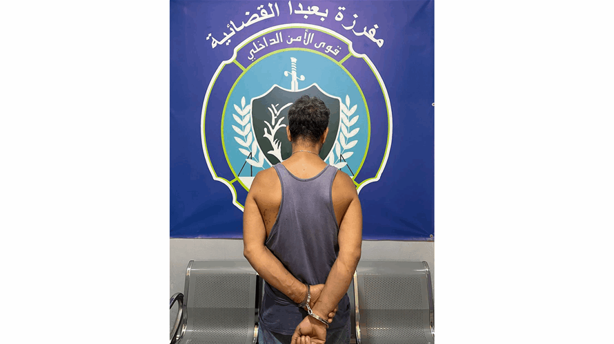 بالفيديو... أب يعلّم طفله طريقة استخدام القنبلة اليدوية ويعنّف زوجته… وقوى الأمن توقفه