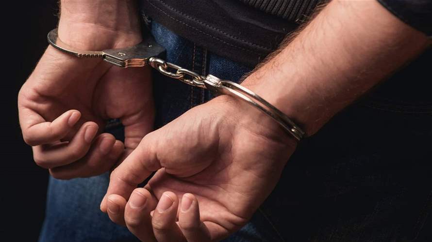 يروّجون المخدرات من داخل مقهى في بئر حسن... توقيف اثنين منهم وضبط أسلحة وذخائر