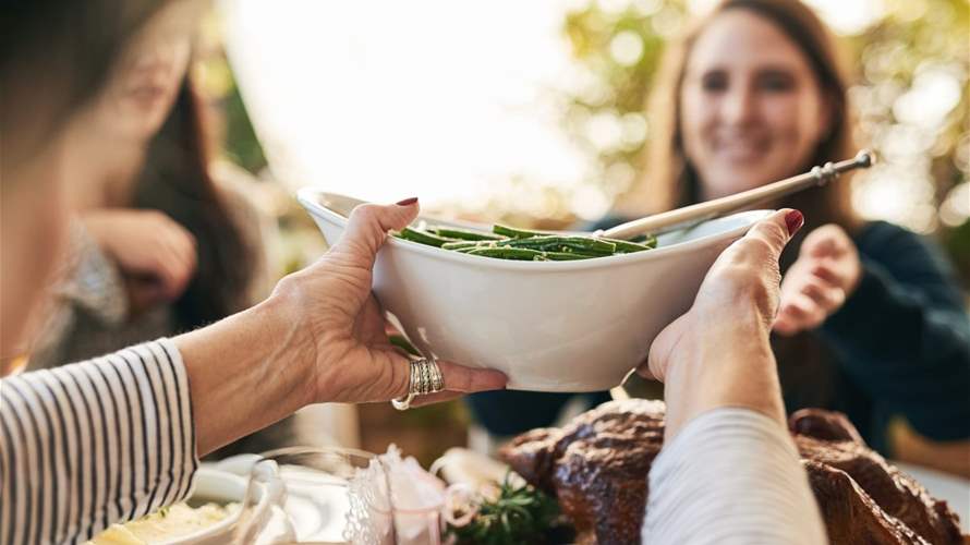 لا تأكلوا وحدكم... مشاركة الوجبات قد تعزّز السعادة وتحمي صحة الدماغ