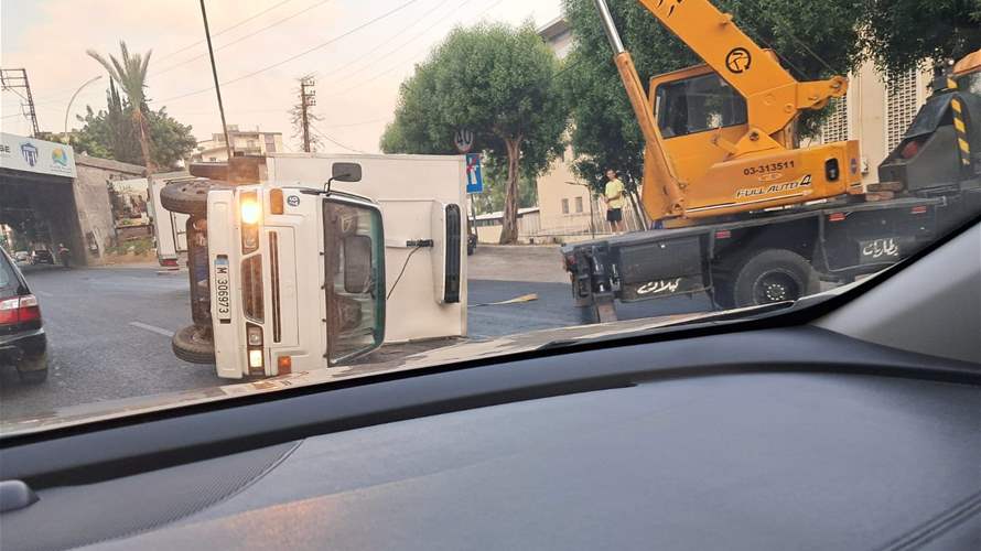 التحكم المروري: انقلاب بيك أب تحت جسر فؤاد شهاب - جونية المسلك باتجاه بيروت تسبب بازدحام مروري وتتم المعالجة من قبل مفرزة سير جونية