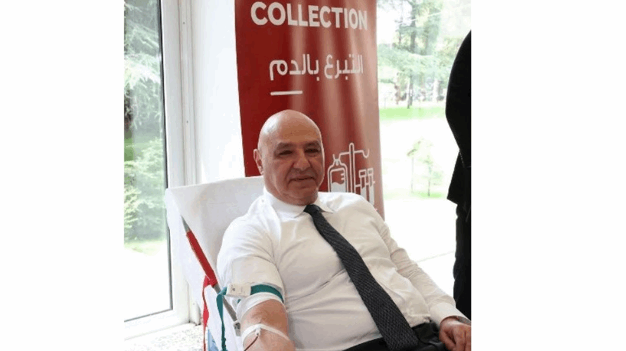 الرئيس عون يتبرع بالدم في حملة بالقصر الجمهوري