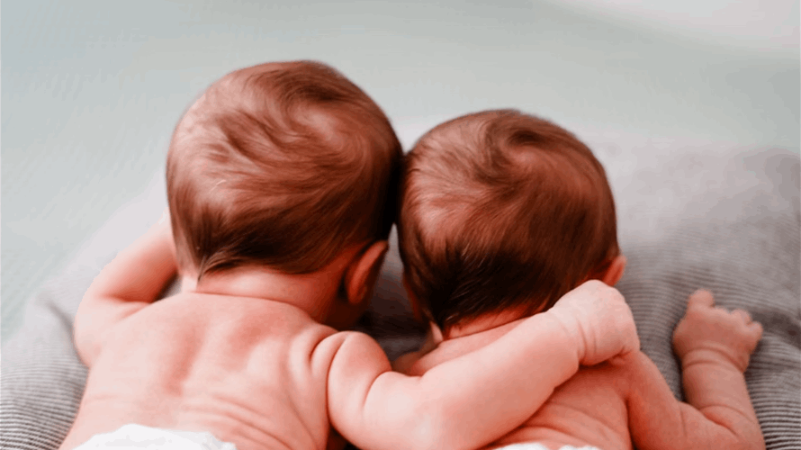 طفلان من أبوَين مختلفَين في رحم واحد… والطبّ والقضاء في صدمة