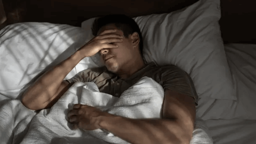 قبل أن تخلد إلى النوم… طعام يساعدك وعادة عليك تجنّبها