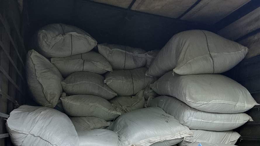 الجمارك اللبنانية تضبط مواد غذائية وسكاكر ومشروبات غازية مهرّبة في بيروت وصيدا (فيديو وصور)