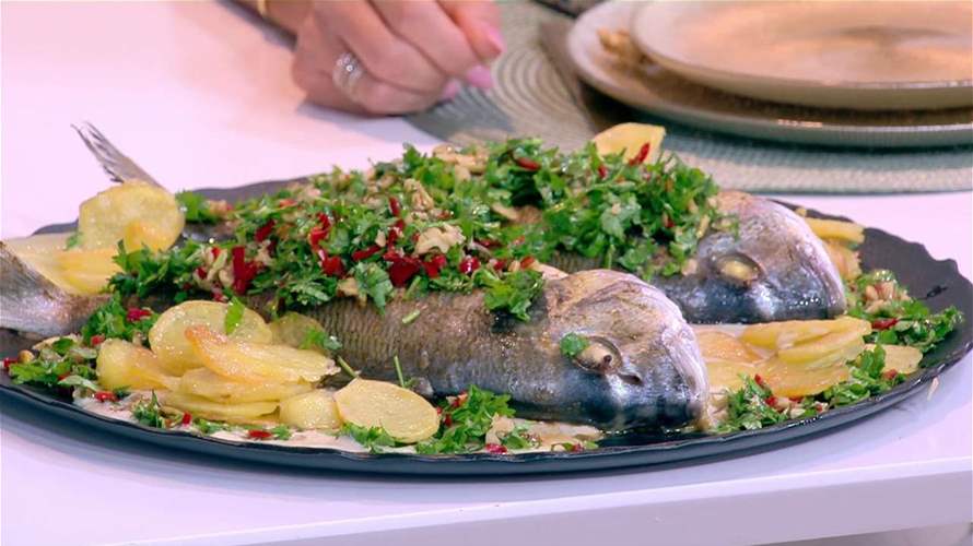 سمكة حرّة مع صلصة الطحينة…نكهة لبنانية مميزة مع الشيف فادي زغيب (فيديو)
