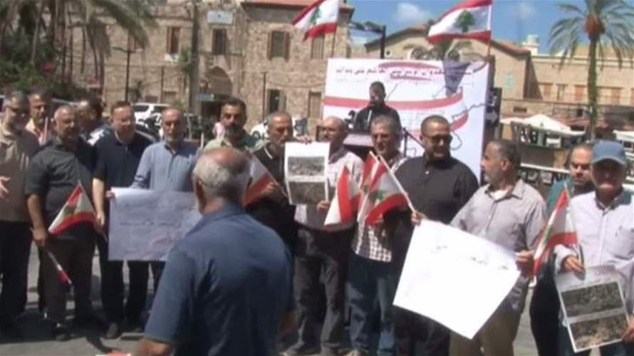 وقفة احتجاجية لرؤساء وأعضاء مجالس البلديات والمخاتير في صور: للضغط على إسرائيل لوقف الإعتداءات