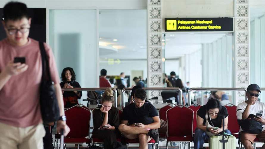 إندونيسيا تعيد فتح 5 مطارات أغلقت بسبب رماد بركان أناك كراكاتو