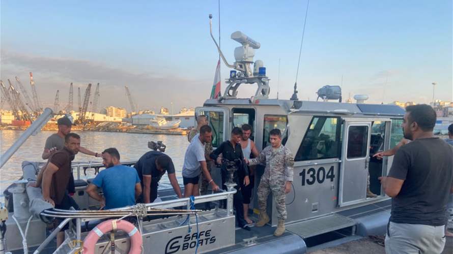 الجيش ينقذ 21 شخصًا بعد تعطل مركب قبالة طرابلس أثناء محاولة تهريبهم