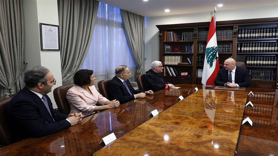 عون تسلّم دعوة للمشاركة في قداس تكريس مذبح الطوباويين الدويهي والحويك في 27 أيلول