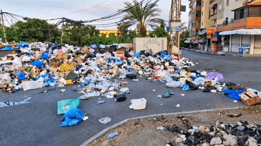 إقفال طريق القياعة في صيدا بالنفايات احتجاجاً على تفاقم الأزمة