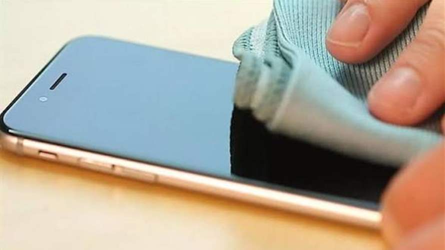 مواد تستخدمها لتنظيف هاتفك قد تتلفه… إليكم الطريقة الآمنة لتنظيفه