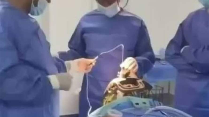 بعد 10 سنوات من المعاناة... جراحة دقيقة توقف رعشة يد مريض في لحظات! (فيديو)